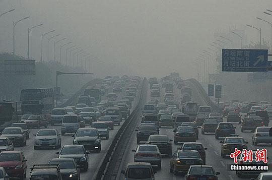 北京冬日雾霾天致车辆缓行(图)
