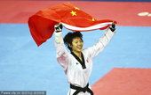 跆拳道女子67公斤以下级赛 郭耘菲夺冠后扬国旗