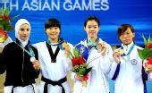 图文：跆拳道女子62KG颁奖仪式 前三名选手合影