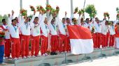 图文：龙舟男子250米竞速颁奖 冠军印尼庆祝