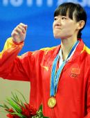 图文：跆拳道女子73KG颁奖仪式 罗微向观众致意