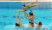 图文：花样游泳集体项目 朝鲜队队员在比赛中
