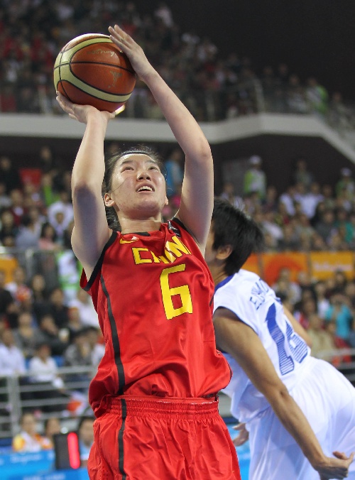 图文:篮球女子预赛中国胜泰国 丁园比赛中投篮