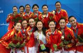 图文：花样游泳中国队获组合冠军 与教练合影