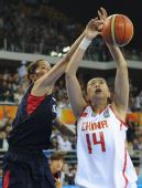 图文：亚运女篮预赛中国胜韩国 刘丹被对手封盖