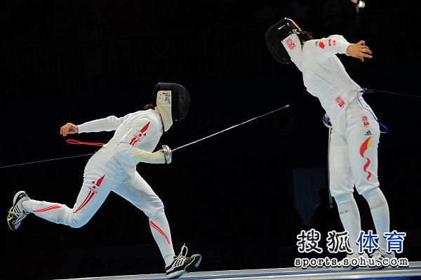 图文：女重团体决赛中国VS日本 机敏躲过一剑