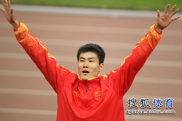 图文：男子110米栏颁奖仪式 史冬鹏高举双手