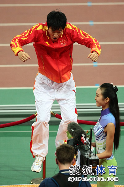 图文：男子110米栏颁奖仪式 在领奖台上跳跃