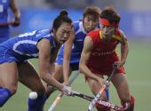 图文：女子曲棍球中国队夺冠 付宝荣与对手拼抢