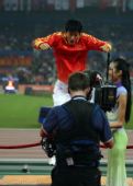 图文：亚运男子110米栏 刘翔夺冠跳上颁奖台