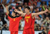 图文：亚运男篮中国队晋级决赛 兴奋庆祝胜利
