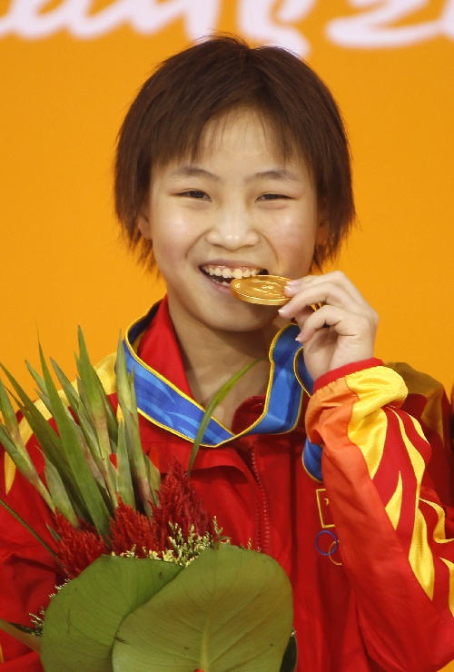 图文:女子十米台颁奖仪式举行 胡亚丹轻咬金牌