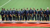 图文：男子曲棍球颁奖仪式进行 印度队获得铜牌
