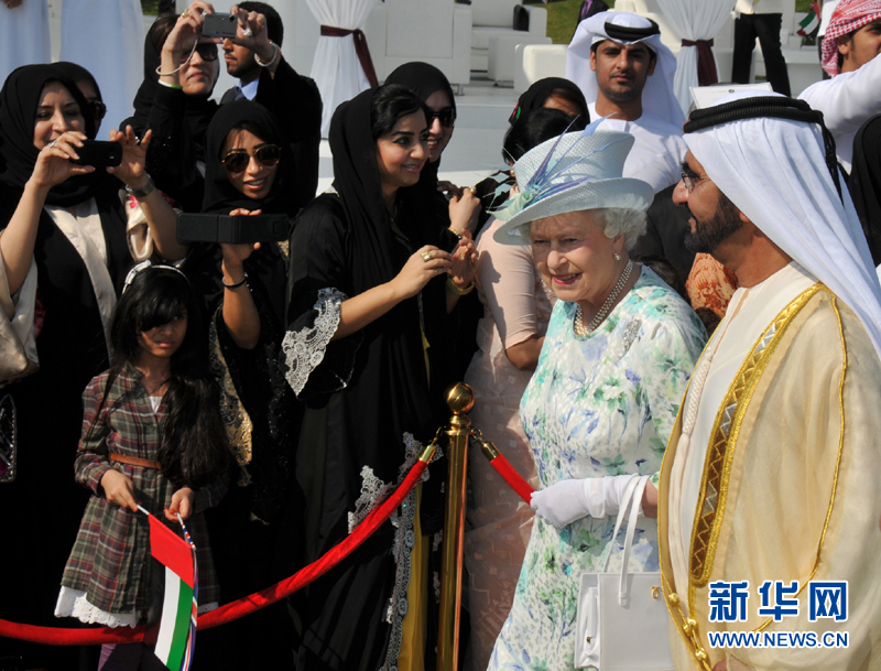 新华社记者 安江 摄一群阿联酋少女在表演甩发舞,欢迎英国女王到访
