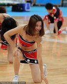 亚运会中国女篮夺冠 现场男啦啦队半裸热舞助兴