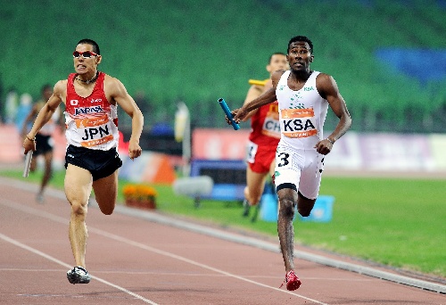 圖文男子4x400米沙特隊奪冠衝過終點線瞬間