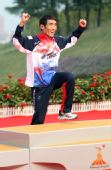 图文：男子马拉松颁奖仪式举行 池永骏登上奖台