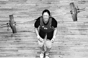 17日，东莞体育中心体育馆，举重女子69公斤级，韩国选手�P�I�Z在抓举时失败，最终她获得这个项目的最后一名（第8名）。 