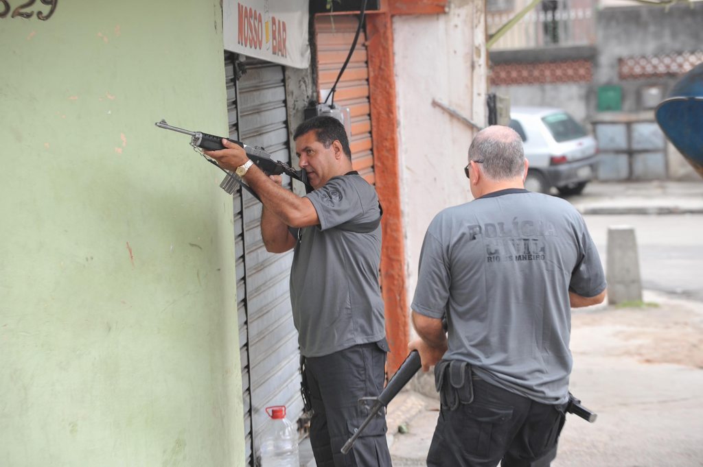 2010年11月26日,在巴西里约热内卢北部,警察在与顽抗的毒贩交火