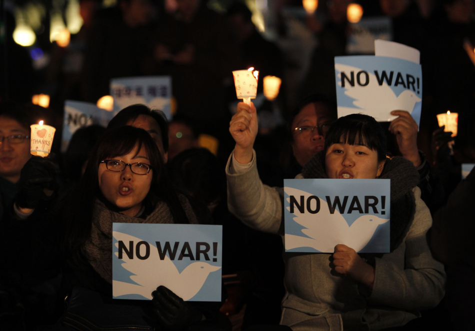 韓國民眾手拿反戰標語舉行燭光守夜活動(組圖)