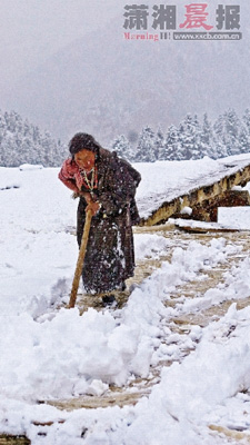 11月6日，青海玉树，屋顶的积雪已达10多厘米厚。图/IC