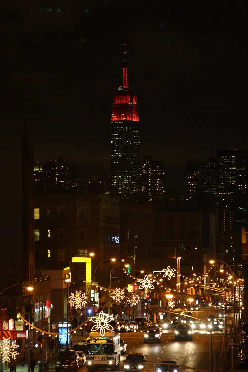 12月1日,美国纽约帝国大厦顶部亮起红灯纪念世界艾滋病日