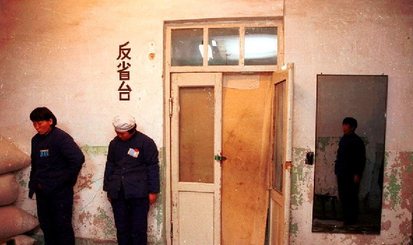 1996年6月,上海提篮桥监狱的女犯人外出放风时,跳绳锻炼身体