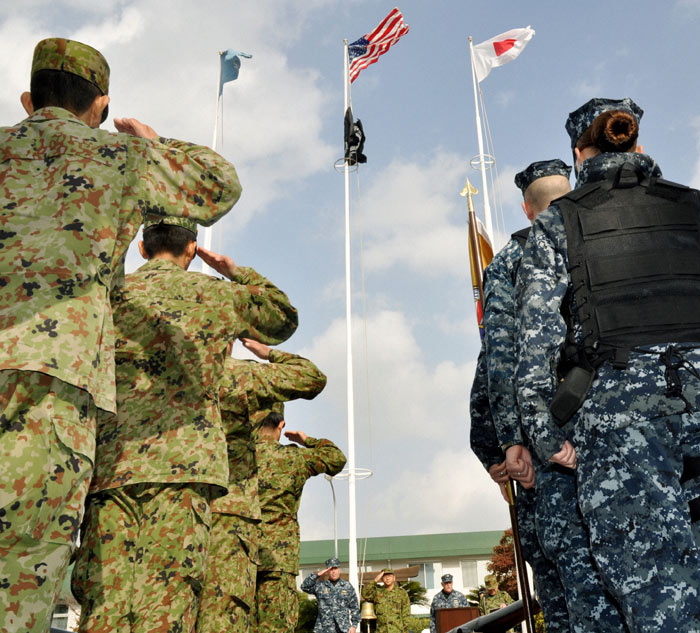 12月3日,日本和美国在驻日美国海军佐世保基地举行基地警备训练炕幕