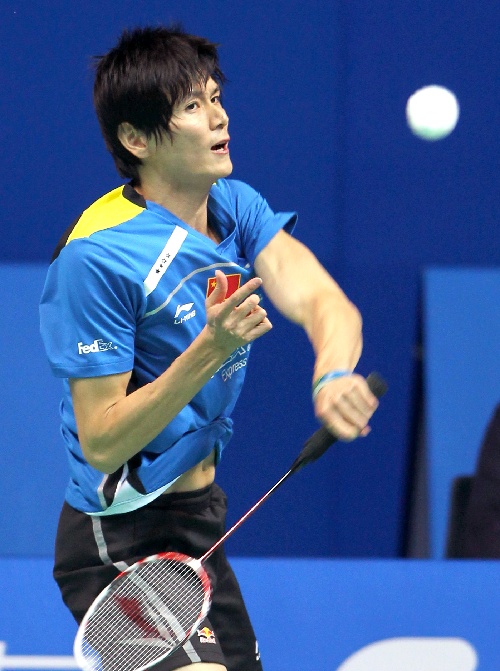 当日,在中国羽毛球公开赛男子单打决赛中,鲍春来以1比2不敌同胞谌龙