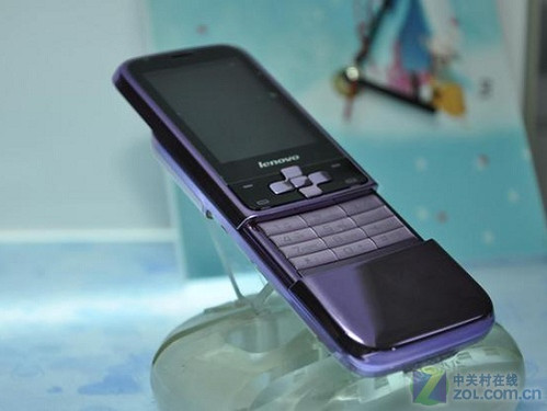 s520联想 s520采用了滑盖的设计,整体的造型和诺基亚高端奢华手机8800