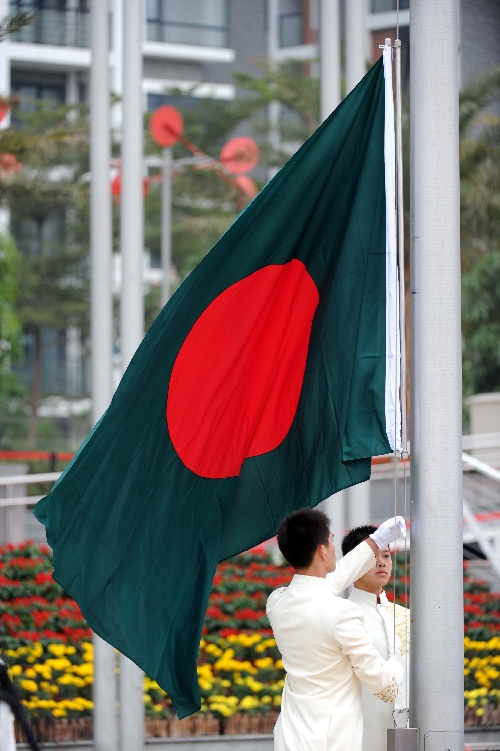 图文:亚残会孟加拉国入村升旗 国旗徐徐升起