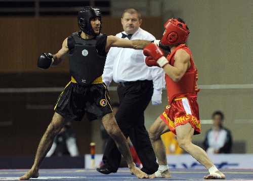 12月17日,土耳其选手丁达尔(左)在比赛中攻击中国选手仲从阳.