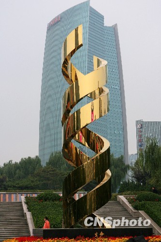 资料图:中关村标志——金色双螺旋雕塑《生命》