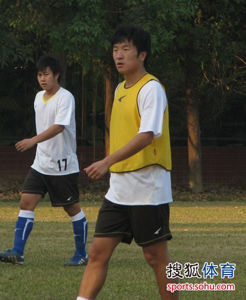 李岩侧身