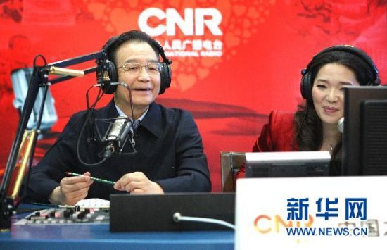 12月26日，温家宝来到中央人民广播电台，通过无线电波和收音机前的全国听众进行交流。新华社记者姚大伟摄