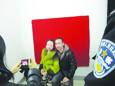 王辉(右一)履行结婚登记程序在警察监督下进行