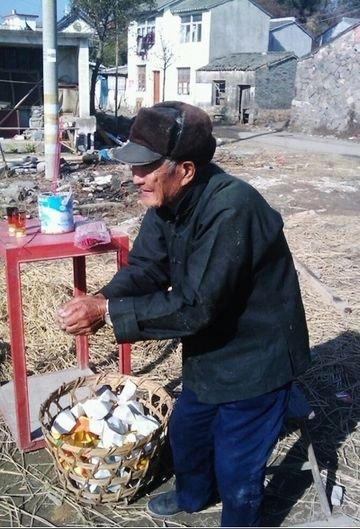 钱云会81岁的老父亲站在事发现场,为死去的儿子烧纸钱祈福