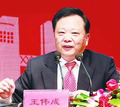 图为王市长在与师生交流.