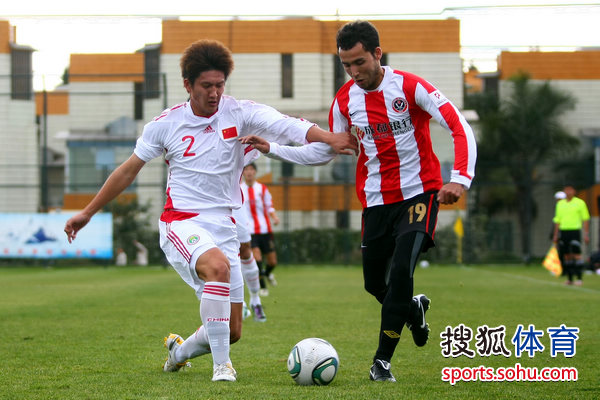 图文:国奥热身0-2成足 姜佳俊防守