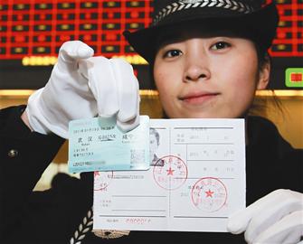 铁路民警展示用临时身份证购买的实名制火车票 特约记者赵军摄
