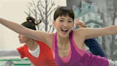 绫濑遥代言运动饮料 广告中挑战瑜伽滑板