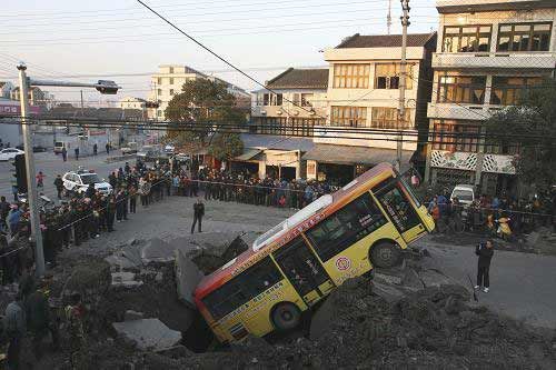 1月16日,瑞安一道路發生爆炸,公交車掉入路面大坑中.