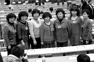 昨天，在人大闭幕式开始前，来自门头沟的7位女代表拍合影留念。晨报记者 王颖/摄