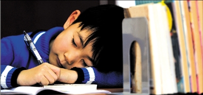 一名孩子写寒假作业时睡着了 本报记者 潘之望 摄