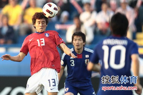 图文：[亚洲杯]日本VS韩国 具子哲头球