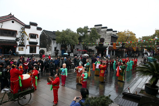 同里在退思广场古戏台前举办了接财神祭祀活动,上午9点半,一阵清脆的