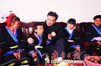  瑶族小朋友唐辉与汪洋拉勾“明年学习成绩提高了，一定写信告诉您！”陈昕　摄