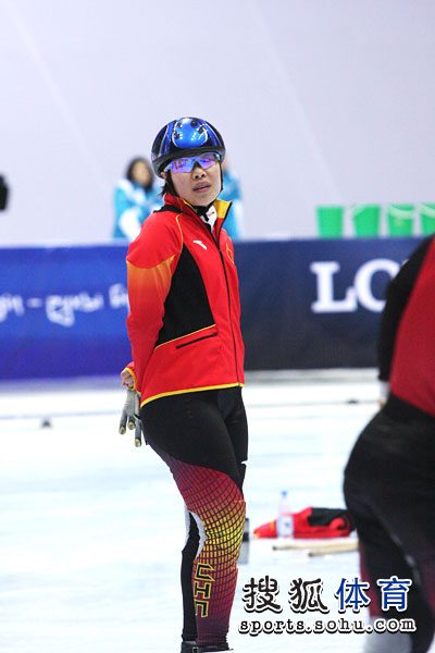 组图中国短道速滑队上冰训练众队员神情清松