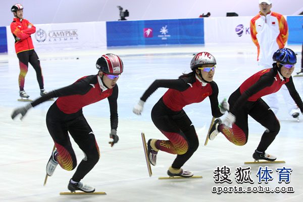 短道速滑点冰式起跑图片