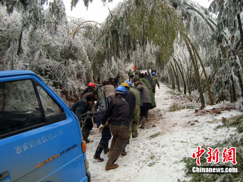 江西吉安冻雨致电线倒杆供电员工奋战抢通